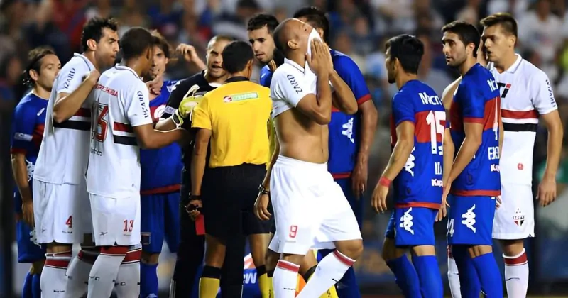 Duelo entre São Paulo e Tigre na Sul-Americana de 2012 foi marcado por confusão