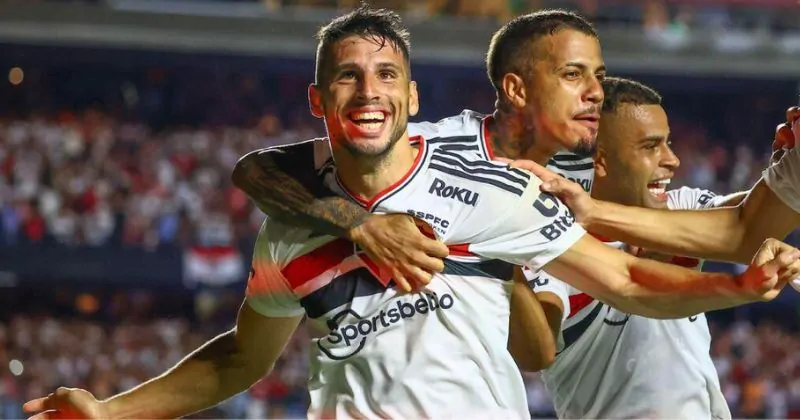 Jonathan Calleri e jogadores do São Paulo comemoram gol sobre o Palmeiras, no Morumbi, pela final do Paulista