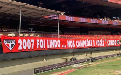 Torcida do São Paulo provoca Corinthians com faixas no Morumbi: ‘2007 foi lindo. Nós campeões e vocês caindo’