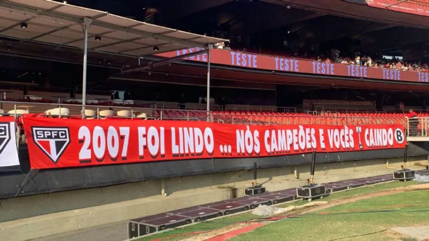 Torcida do São Paulo provoca Corinthians com faixa no Morumbi: '2007 foi lindo. Nós campeões e vocês caindo'