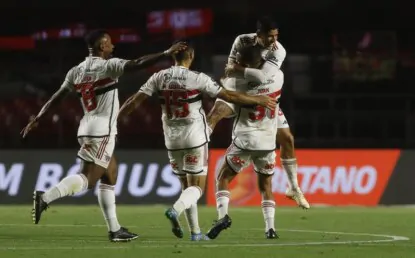 Após oito jogos sem vencer, São Paulo bate o Coritiba no Morumbi