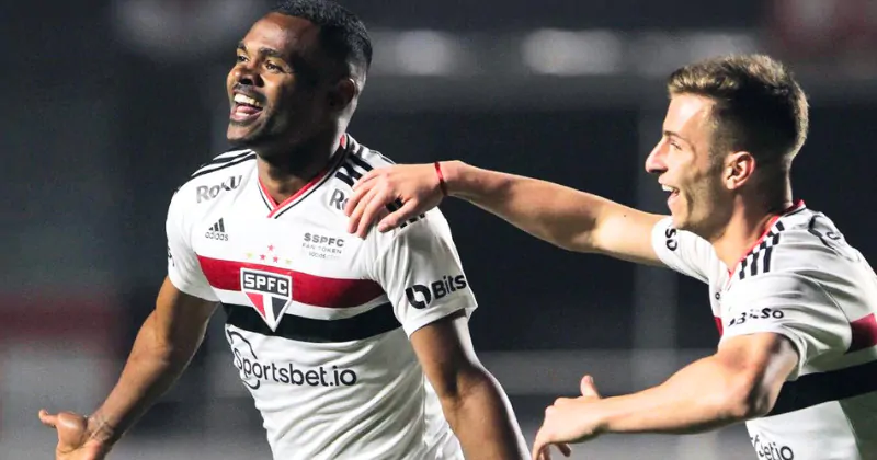 O meia Nikão marcou o gol da vitória do São Paulo diante do Ceará