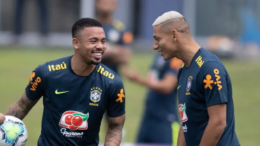 Gabriel Jesus e Richarlison riem durante treino da seleção brasileira em Teresópolis Lucas Figueiredo/CBF