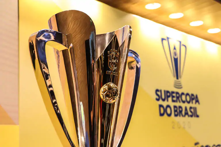 A atual taça da Supercopa do Brasil