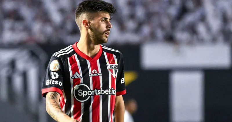 Lucas Beraldo, zagueiro do São Paulo, durante partida pelo Campeonato Brasileiro