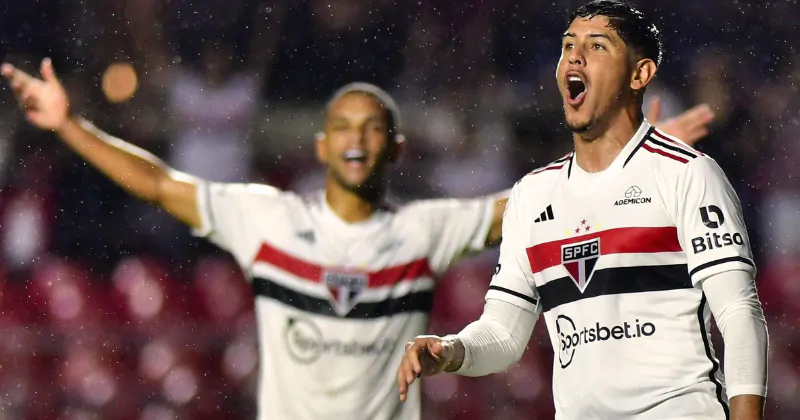 Alan Franco comemora o primeiro gol do São Paulo sobre o Coritiba