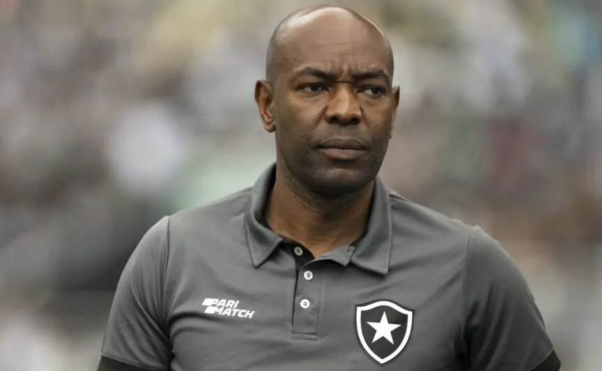 Claudio Cacapa tecnico do Botafogo durante partida contra o Vasco no estadio Engenhao pelo campeonato Brasileiro