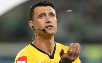 Palmeiras x São Paulo: árbitro vai explicar as decisões revisadas pelo VAR à torcida presente