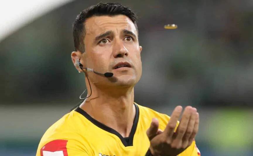 O árbitro Braulio da Silva Machado, do jogo entre as equipes da SE Palmeiras e Santos FC, durante partida valida pela trigésima segunda rodada, do Campeonato Brasileiro, Série A, na Arena Allianz Parque.