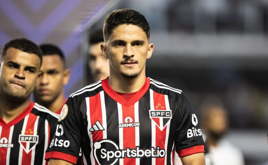 Pablo Maia jogador do Sao Paulo durante partida contra o Santos no estadio Vila Belmiro pelo campeonato Brasileiro A 2023