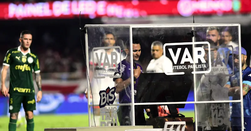 Árbitro Matheus Delgado Candançan observa lance no VAR em São Paulo x Palmeira
