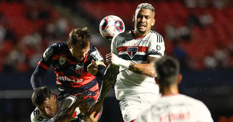 Luciano como "meia" não foi bem na estreia