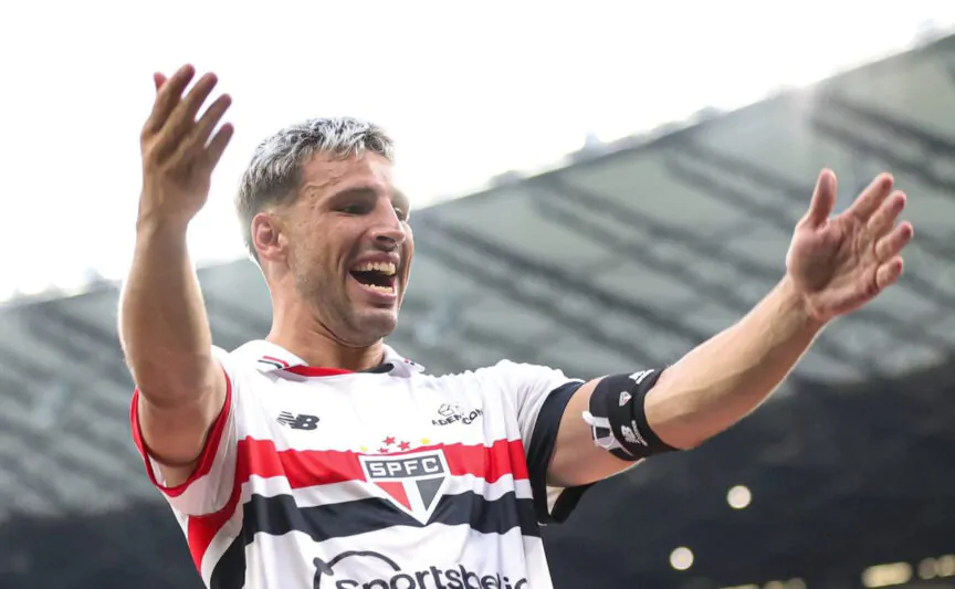 Calleri comemorando o título da Supercopa do Brasil diante do Palmeiras