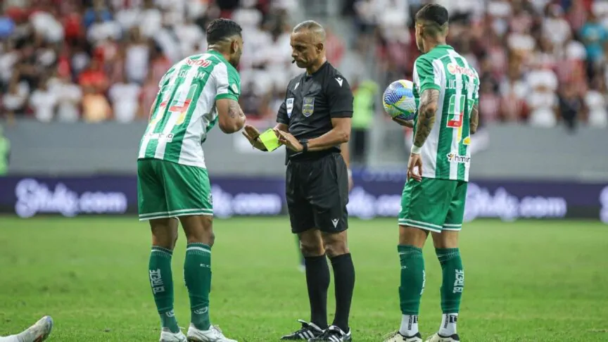 Árbitro Wilton Pereira Sampaio durante Juventude x São Paulo, em Brasília, pelo Brasileirão