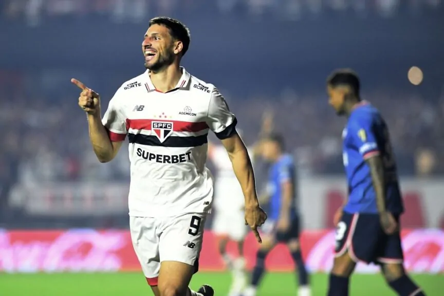 Calleri comemora gol em São Paulo x Nacional