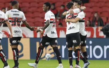 São Paulo vence o Inter fora de casa e chega a cinco vitórias seguidas com Crespo