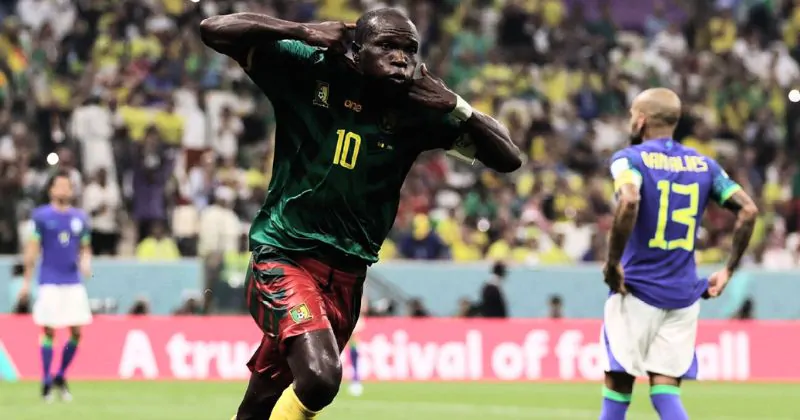 Vincent Aboubakar comemora gol de Camarões na vitória sobre o Brasil