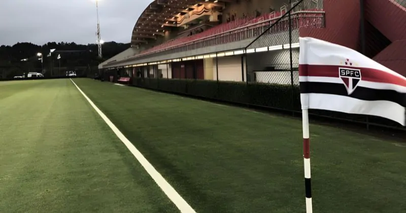 Torcida indignada! Jogador da base do São Paulo curte post comemorando vitória de rival