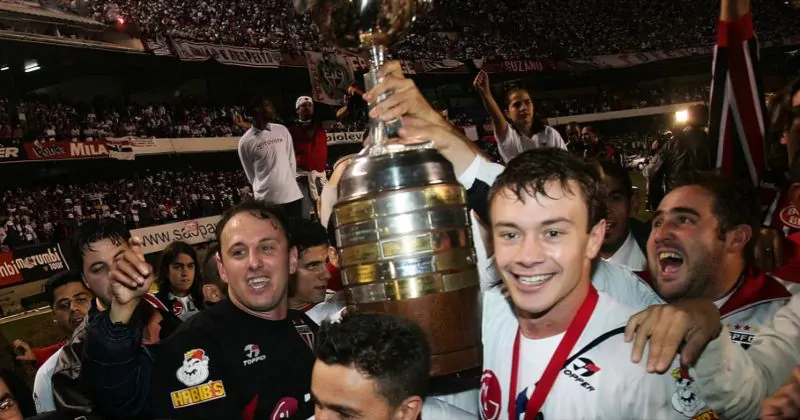 Torcida do São Paulo se revolta com perda de liderança em títulos da Libertadores e detona gestão