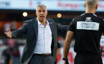 São Paulo perde para o rival com ajuda da arbitragem