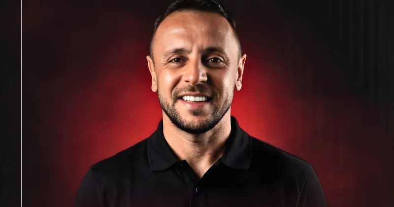 São Paulo oficializa Rafinha, define função no futebol e dirigente já rebate discurso de Crespo