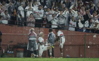 São Paulo vence a Chapecoense no Canindé e assume a liderança do Brasileirão